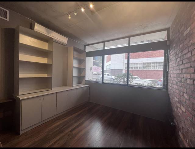23M² OFFICE TO LET IN DE WATERKANT